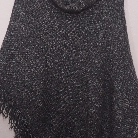 SLIGHTLY USED ONETHELAND PONCHO DARK GRAY SIZE MEDIUM 100% ACRYLIC - Picture 4 of 12